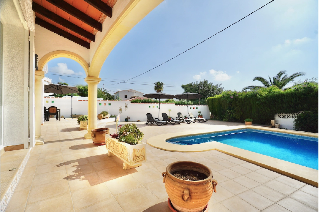 villa en Moraira en venta, superficie 192 m², aire acondicionado, parcela 657 m², 4 dormitorios, 2 banos, piscina, ref.: CA-H-1554-AMBE-18